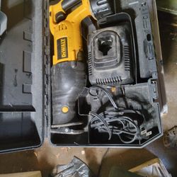 Dewalt 18v cordless Sawzall with 1 battery, charger and case,  working condition 
