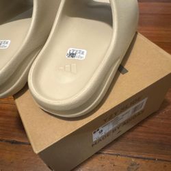 Yeezy Slides Bone (size 9)