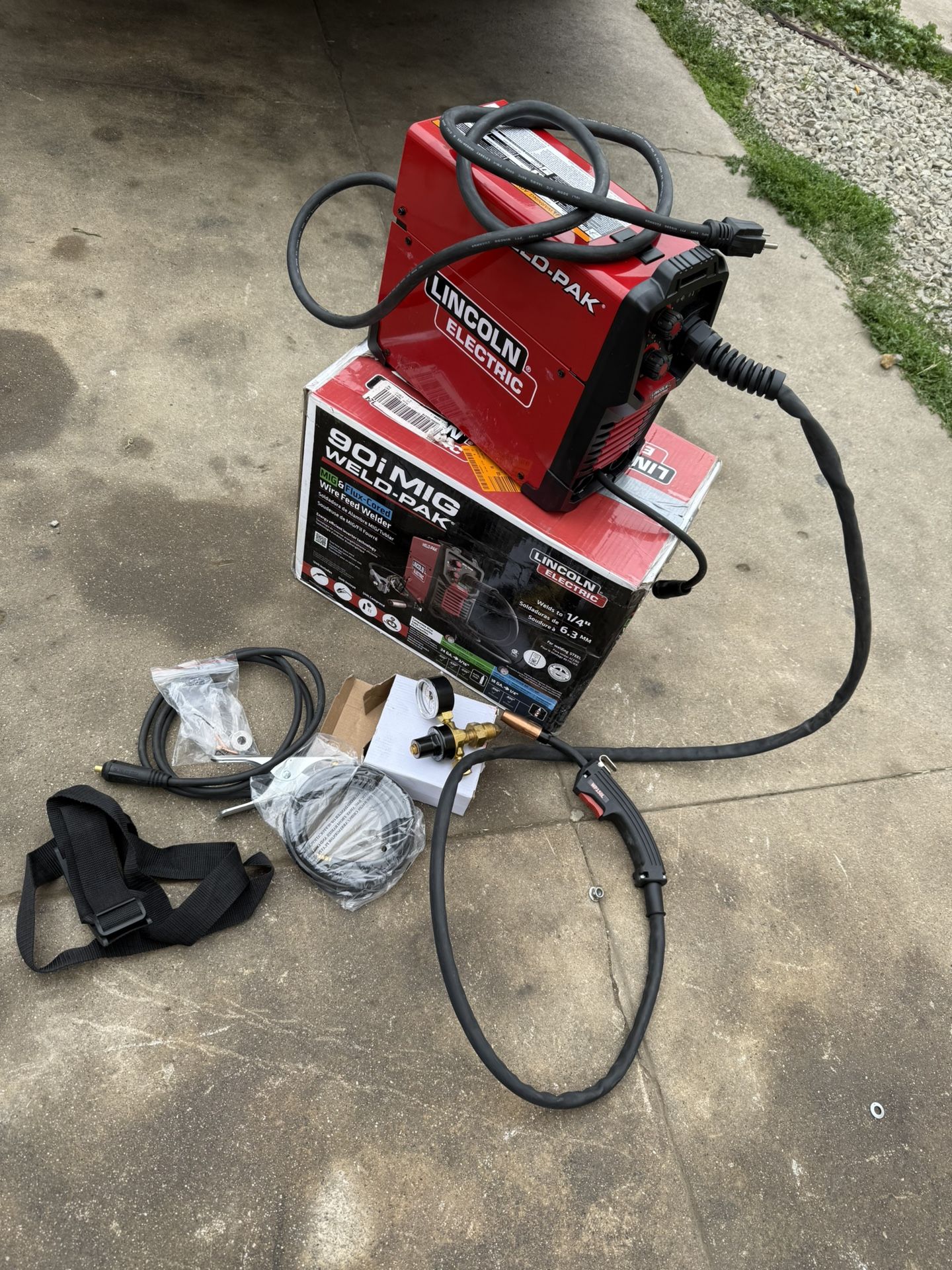 Lincoln Electric WELD-PAK 90i MIG and Flux-Cored Wire Feeder Welder with Gas Regulator