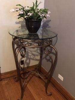 VINTAGE ACCENT HIGH GLASS ROUND TABLE