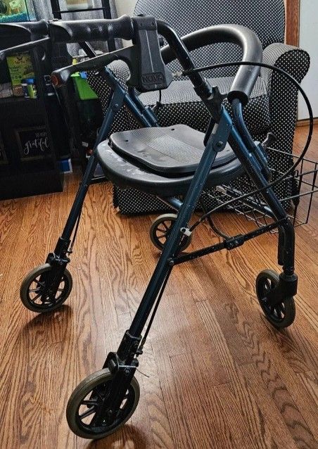 Deluxe Rollator Walker Nova Cruiser