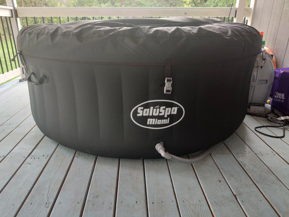Saluspa inflatable hot tub