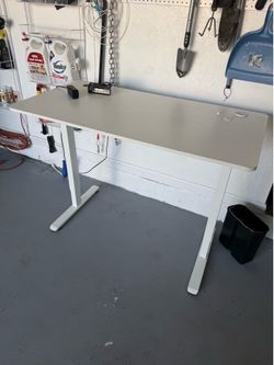 Adjustable sit stand desk