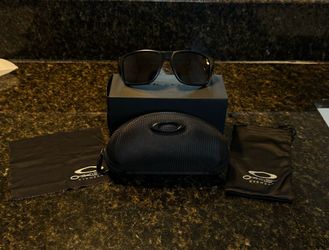 Oakley Holbrook