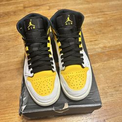 Air Jordan 1 Mid (University Gold) size (9) men's