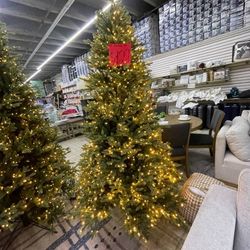 FAST SALE!! 7.5ft CHRISTMAS TREE