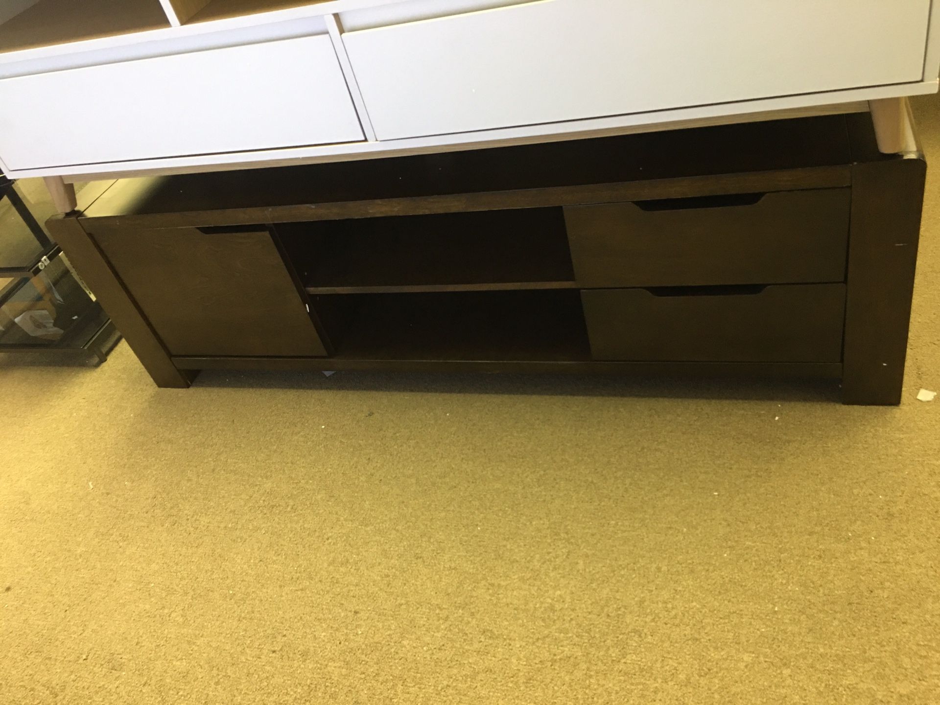 Insignia TV Stand for Most FlatPanel TVs Up to 65" Wood Espesso