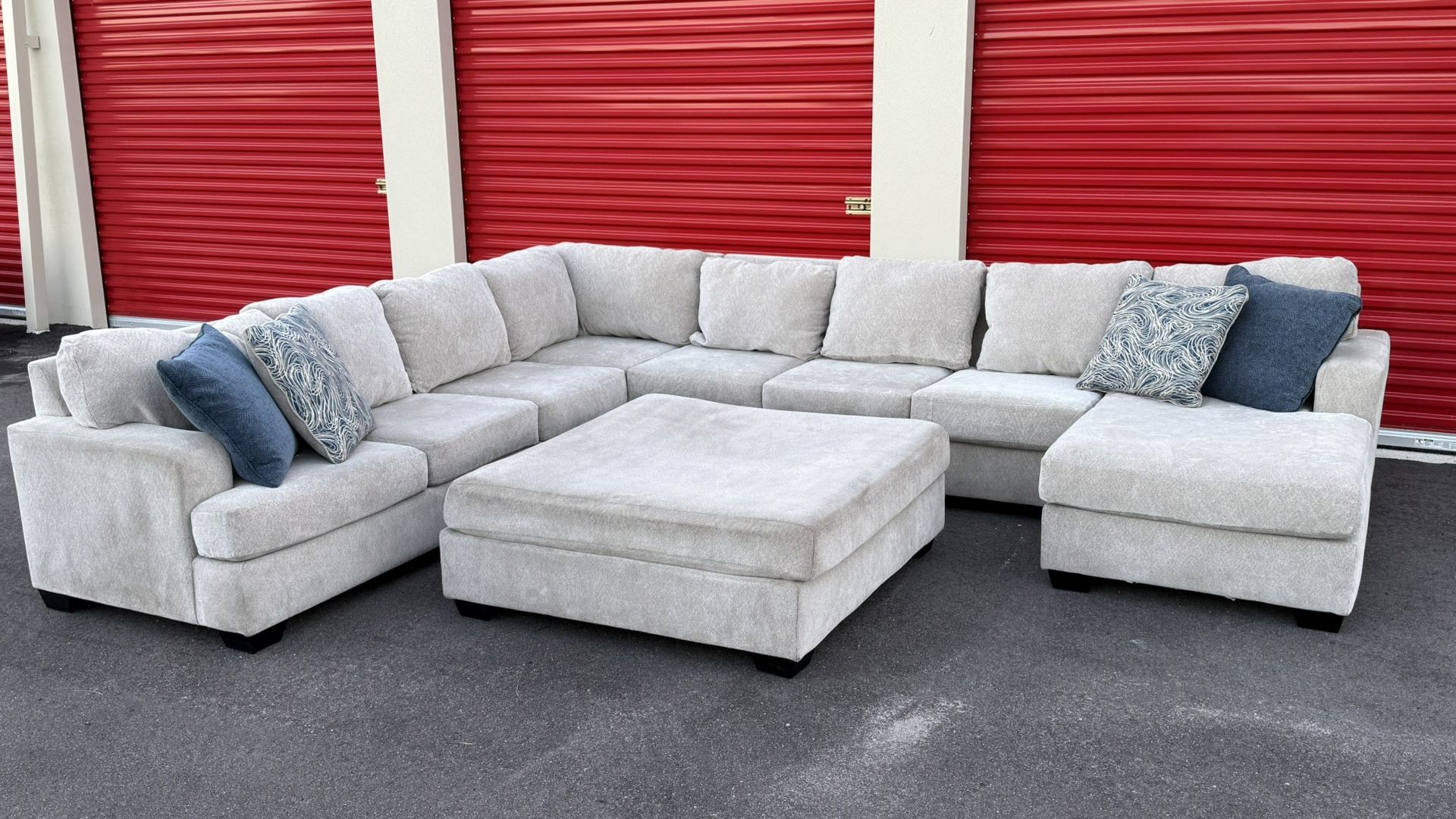*Free Delivery* 5 Piece Ashley Furniture Sectional w/ Ottomon + 6 accent Pillows