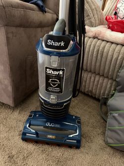 Shark Performance Duo Clean Lift-Away. Upright Vacuum (Model UV700) - Great Condition!