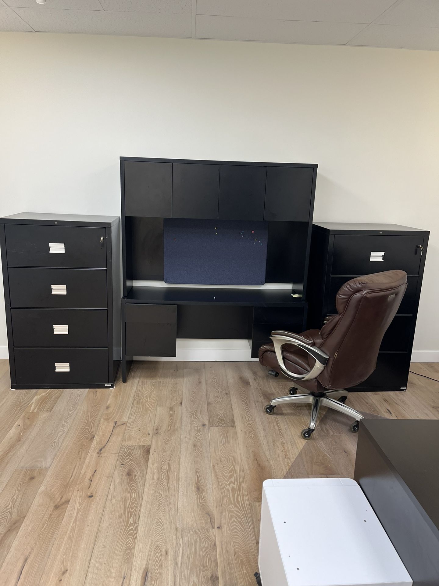 Office Furniture/cubicles/desks/chairs/ipadCases/FileCabinets