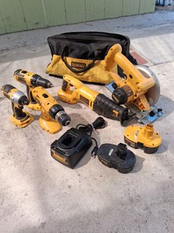 Dewalt tool set in Great Condition with XL Tool Bag