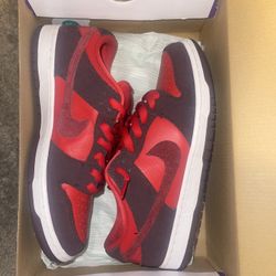 Nike SB Dunk low Cherry Pack