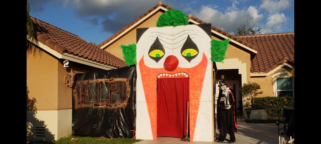 Haunted house clown face