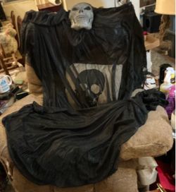 Hanging material with skull, two available