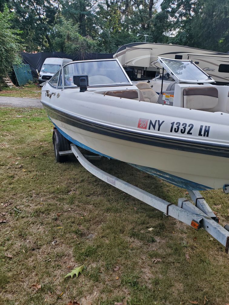 Four winns 19 ft run around boat great pleasure craft for fishing or for fun needs battery and bottom paint