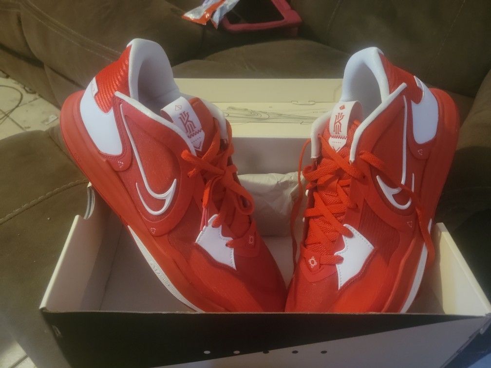 Men's Nike Kyrie Low Size 12