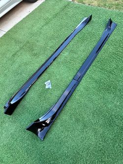 Split-Type Side Skirts For Tesla Model Y Juniper 2025-2026 Black Gloss  Faldones laterales de dos piezas para Tesla Model Y Juniper 2025-2026, negro b