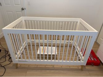 Convertible Crib in Bianca White