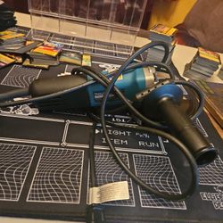 Makita 9557NB Angle Grinder