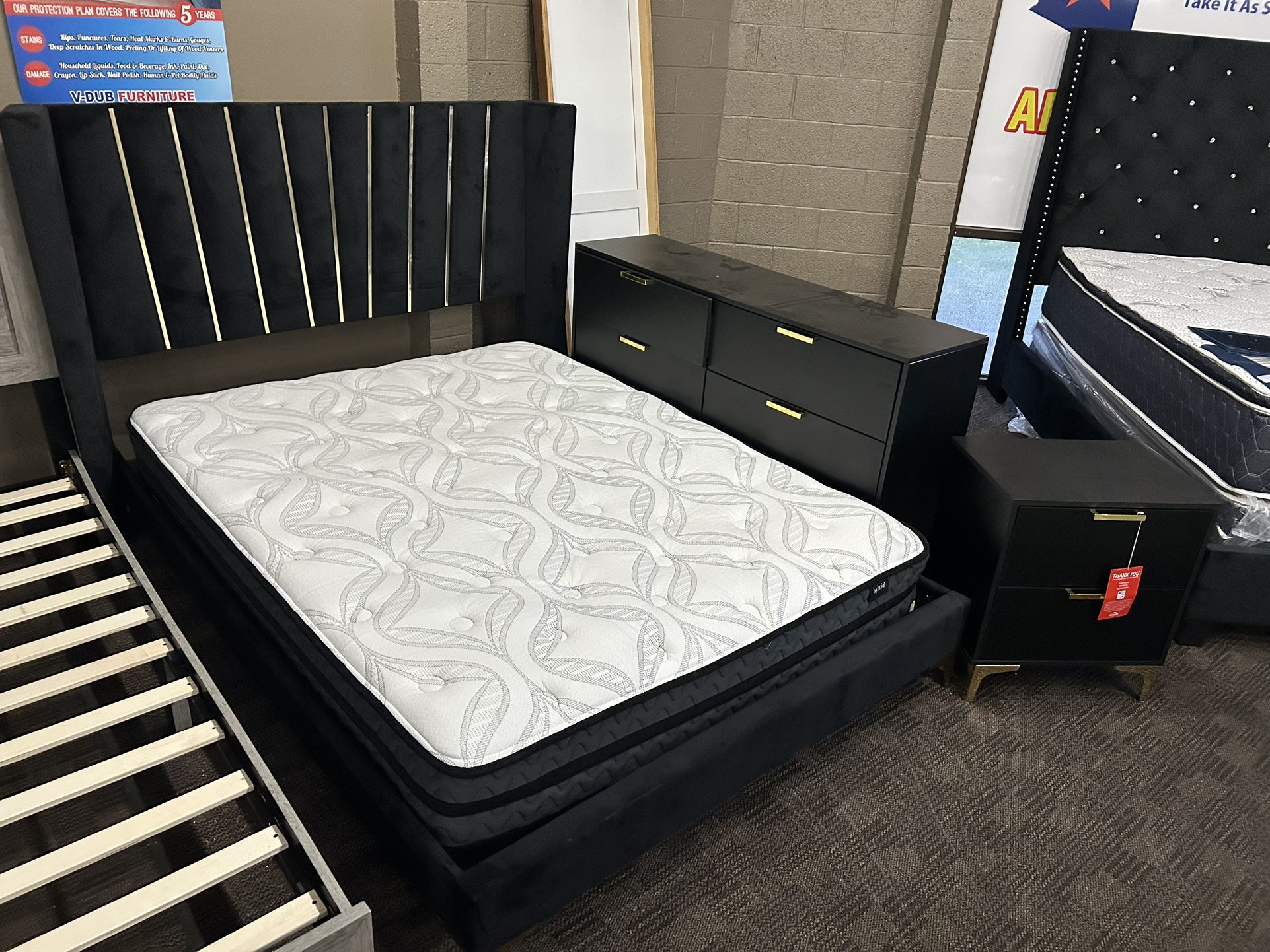 Black And Gold Bedroom Set *floor Model Special 