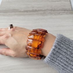 vintage amber bracelet from the 1930s exudes charm with its natural amber beads handcrafted in a beaded style. The bracelet looks beautiful when worn,