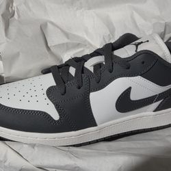 🔥 JORDAN 1 LOW "GREY/WHITE" GRADE SCHOOL SIZE 7Y NEW W/BOX,💲80 TAKES THEM 🔥