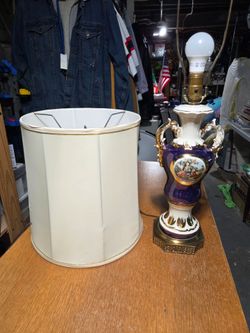 Vintage Mid-20th century Courting Couple Urn Lamp