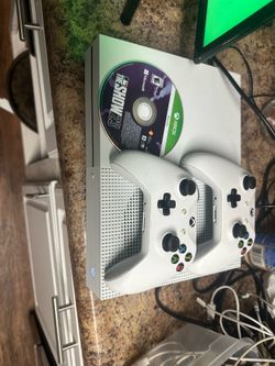 Xbox One S 2 controllers