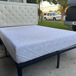 CAMA QUEEN SZ CABECERA DE TELA COOOR BEIGE PLATAFORMA DE METAL Y COLCHÓN MEMORY FOAM USADA BUENA CONDICIÓN 