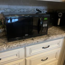 Microwave Oven Works Excellent And Clean