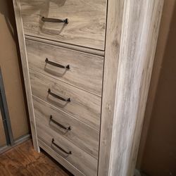 Chest of drawers Ashley furniture 