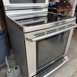 Electrolux Stainless Freestanding, Slide-In, Range Stove – Very Clean
