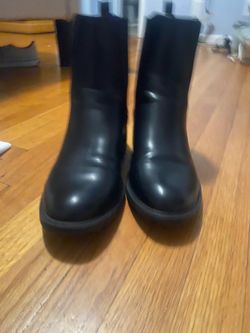 Womans boots size 9