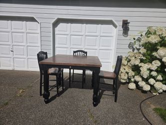 Large, Expandable Dining Table w/ 6 chairs