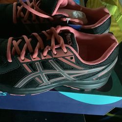 ASICS sneakers women running working out shoe brand new Size 9