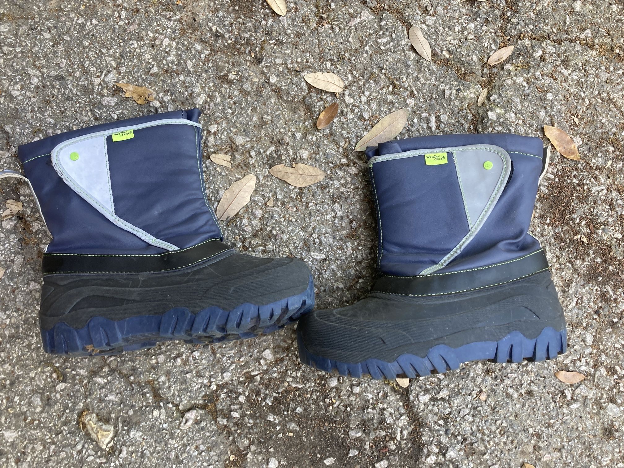 Kids snow boots size 2