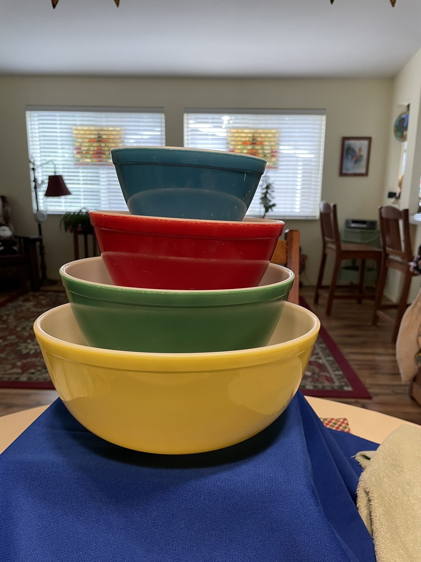Pyrex 1950’s Mid Century Modern “Primary Colors” 4 Bowl Nesting Set.
