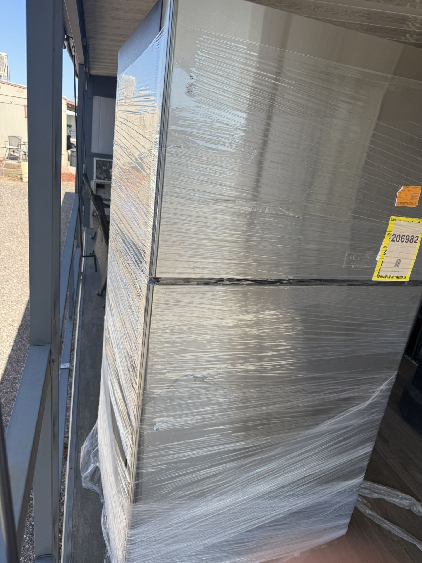 GE 21.9 CF Top Freezer Refrigerator