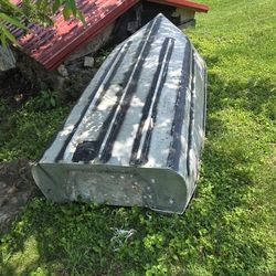 11 Feet long gray aluminum Jon boat