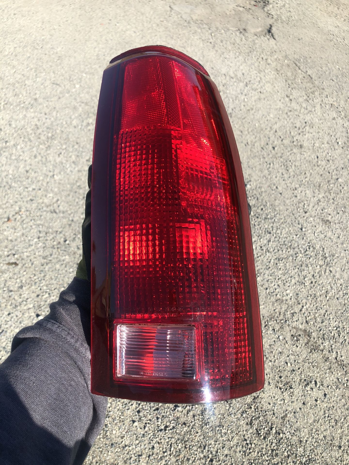 Right Tail Light For 88-98 Chevy/gmc OBS