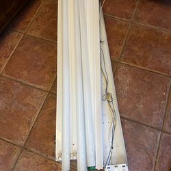 A pair of 4 feet fluorescent lights