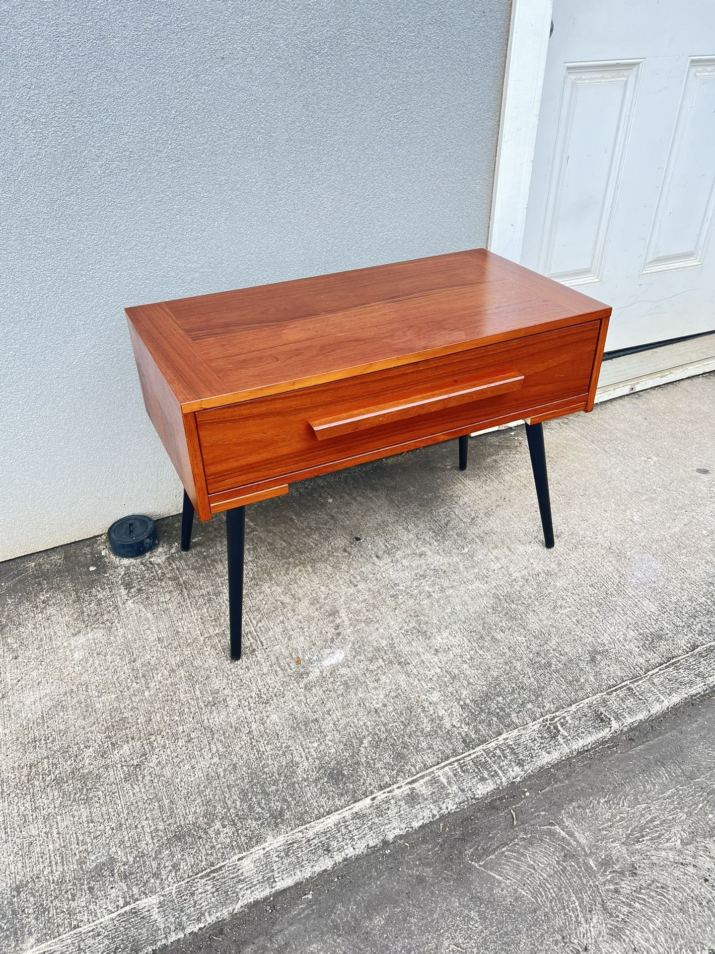 Nice mid-century MCM teak interform collection nightstand/end table