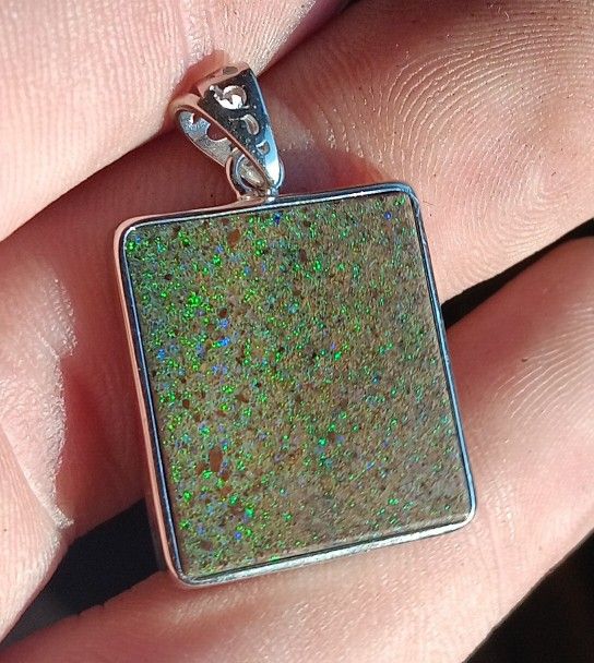 Pinfire Seam Opal Pendant Blue Green Purple 20mm X 30mm 15.5Ct .925 Sterling
Genuine fire opal, pinfire seam opal in .925 sterling silver.