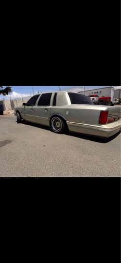 Lincoln town car