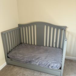 Graco Crib With Mattress And Bedsheet
