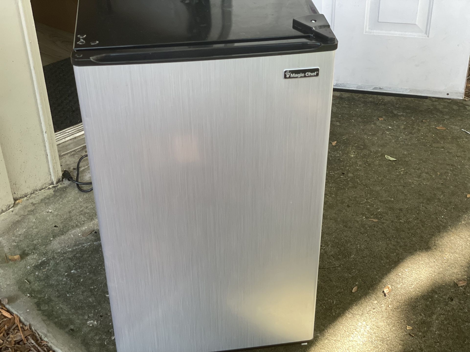Magic Chef 3.5 Cu Ft Mini Refrigerator w Freezer Stainless