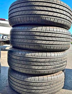 225 60 18 Michelin tires Con 80% de Vida Las 4