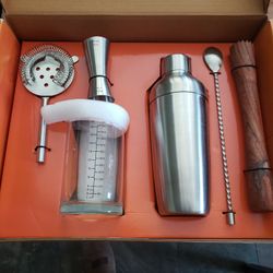 our table 6 piece mixology set