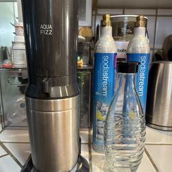 Soda Stream Aqua Fizz Plus Carafe And 2 Co2 Canisters