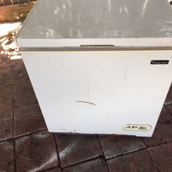 MAGIC CHEF MINI DEEP FREEZER WORKS PERFECT
